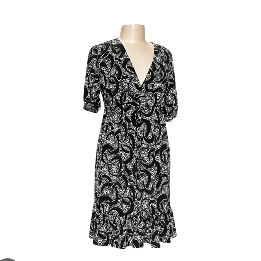 Michael Kors Solid Wrap Dress. V-Neck Tie Waist Size Medium
